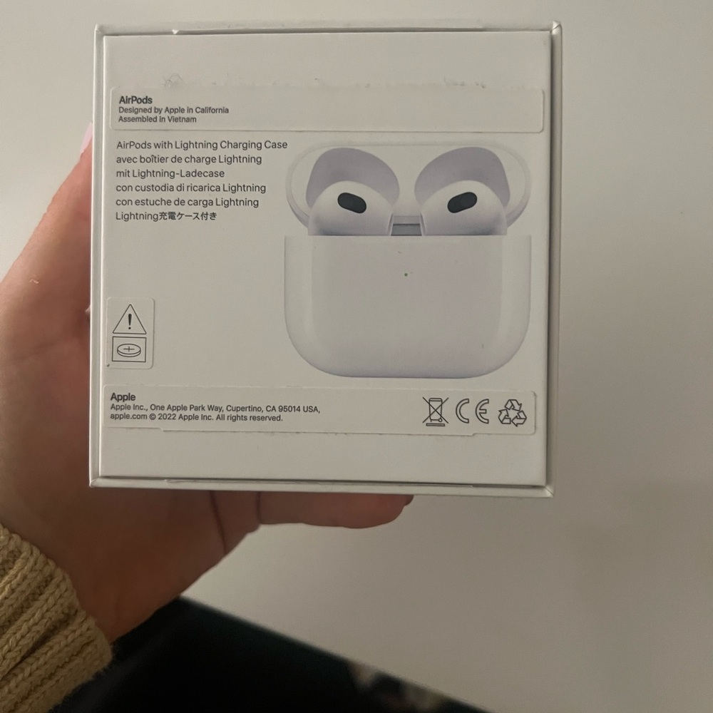 Apple AirPods 3rd Gen with Charging Case - Picture 3 of 8
